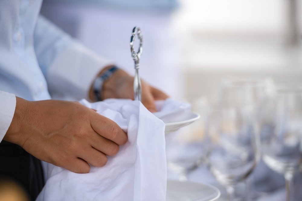 Classic vs. Contemporary Outfit Choices for Modern Bartenders