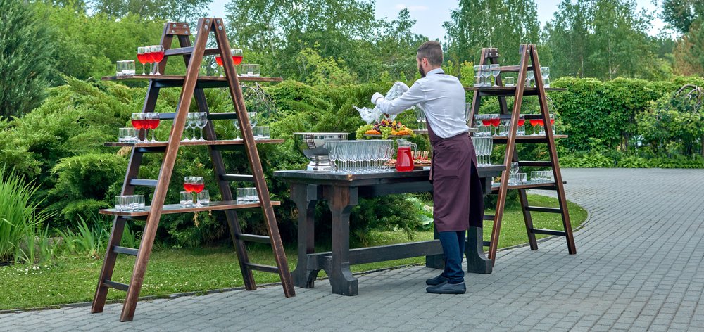 How to become a wedding bartender